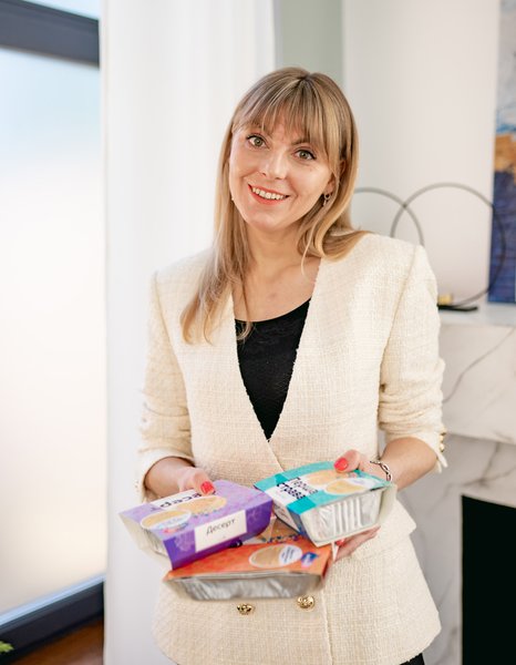 Світлана Котенко з упаковками їжі ready-to-eat