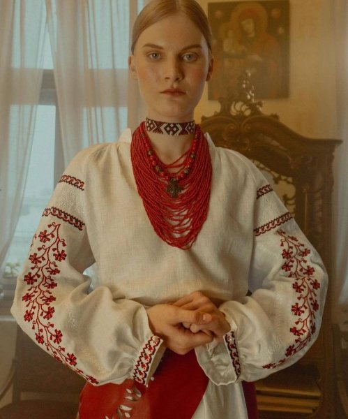 Вишита сорочка без коміру з колекції MOTYV ЛЕСЯ від бренду MOTYV VYSHYVANKA Вишита сорочка без коміру