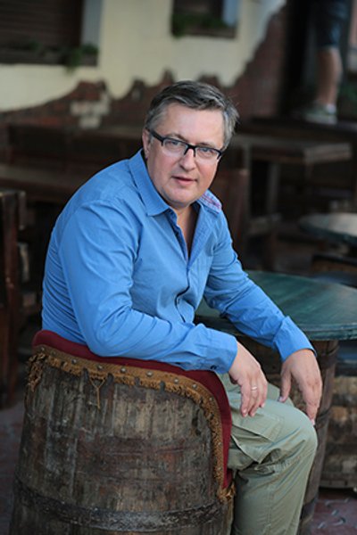 

Максим Курочкин: "Ты даже не понимаешь, что мы оба с тобой стоим у входа в газовую камеру, и ты возмущаешься: "Посмотри на эту тетку! Как она себя ведет! Толкается, кричит, привлекает к себе внимание. Провоцирует персонал лагеря, нарушает стройность очереди. Некрасиво!"
