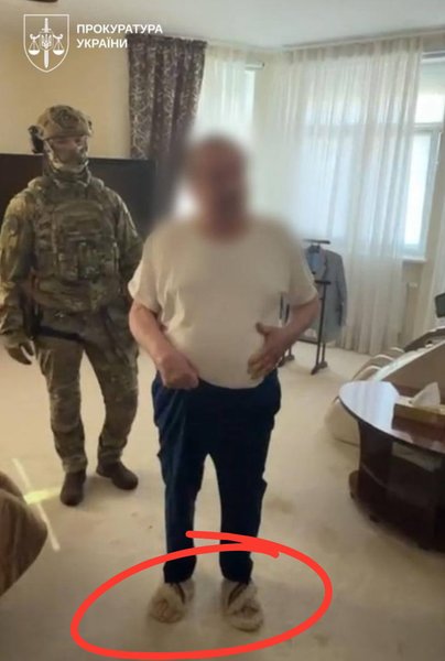 Поплавский во время обысков в брендовых тапочках