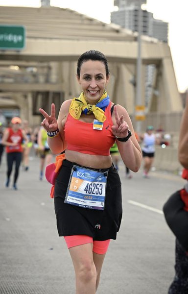 Інклюзивна модельна школа "НовіМИ", інклюзивний моделінг, модель у візку, інклюзивна модель, інклюзивна мода, інклюзія, інклюзія на подіумі, інклюзивна школа, модель з інвалідністю, реабілітація інвалідів