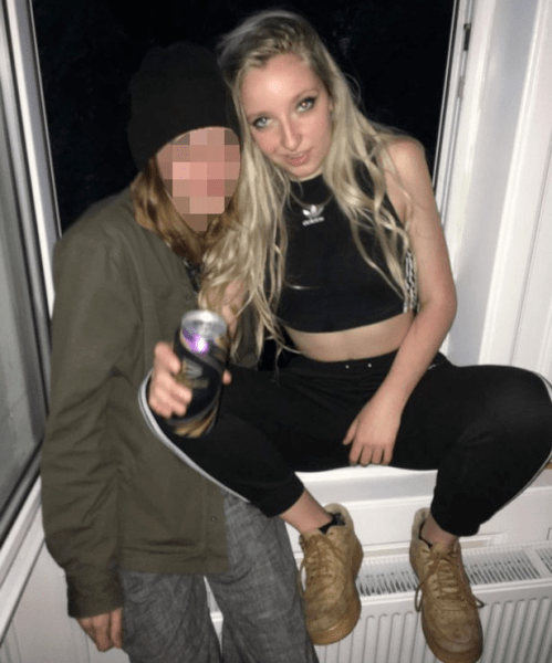 момичета Аструд Теадора Колдуел, момичета, алкохол, общежитие, тийнейджъри,