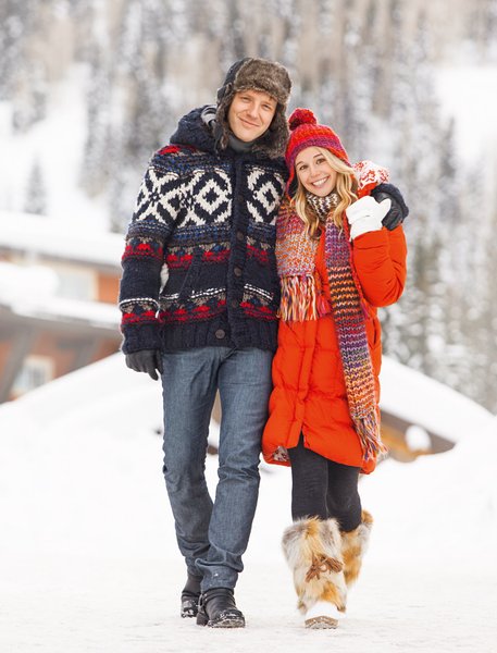 зимняя одежда, яркая одежда, борьба с депрессией, зимняя прогулка, пара на прогулке