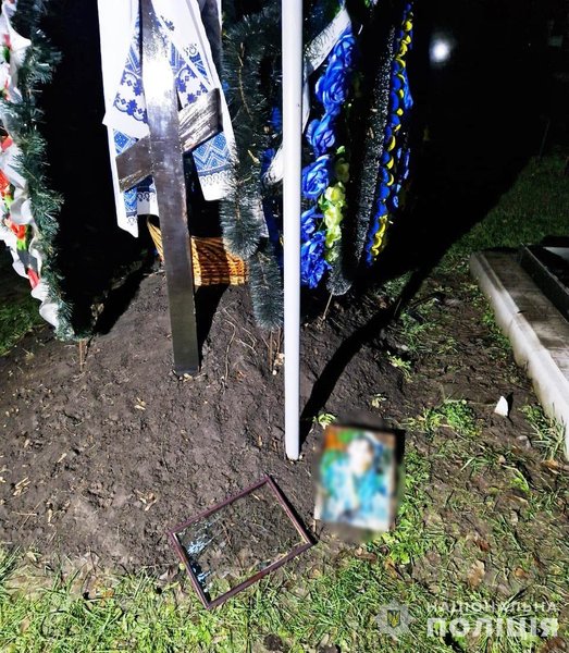 загиблі військові, кладовище, вандалізм