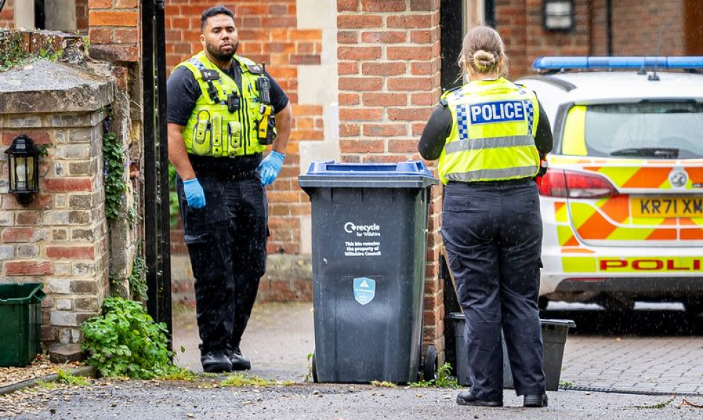 Полицията издирва тялото Полиция търси тяло, кофа за боклук, части от тялото, развълнувани жители, шега, шега, полиция, местопрестъпление