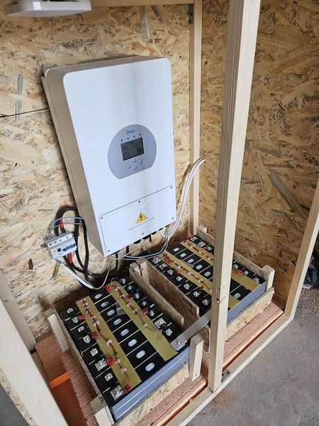 ДБЖ з інвертором та акумуляторами