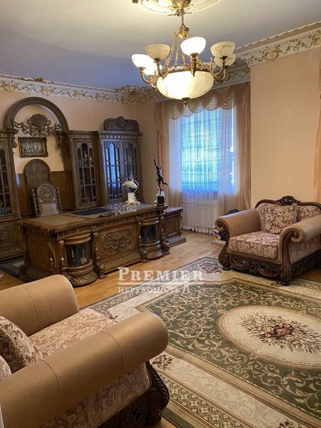 В Одессе продают позолоченную 9-комнатную квартиру за $900 тысяч