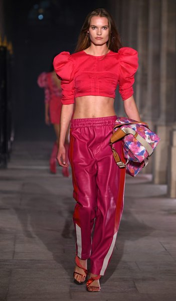 Модель в спортивных брюках