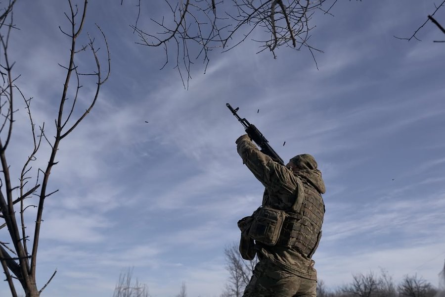 Військовий з антидроновю пушкою