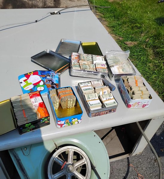 Чоловік натрапив на схованку з грошима в печі та повернув їх законному власнику