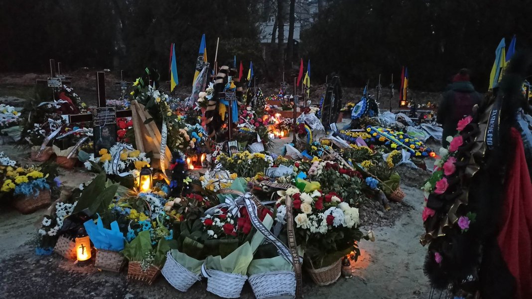 Квіти, лампади, свічки. Марсове поле у Львові