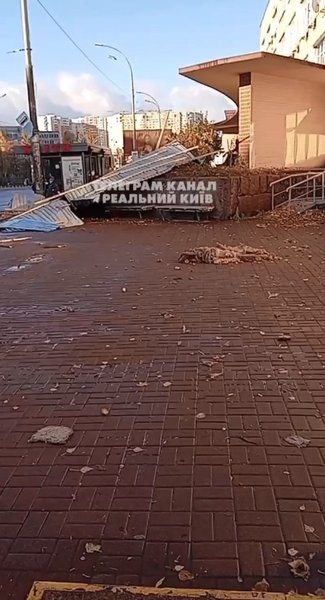 Инцидент в Киеве, Киев, 4 ноября, рекламный щит