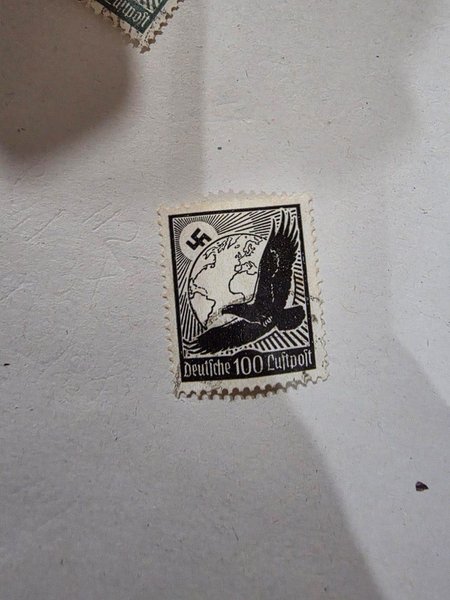 Марка с нацистской символикой Марка с нацистской символикой, которые были обнаружены во время проведения таможенного досмотра