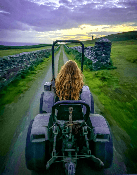 Жінка живе на віддаленому острові, життя на острові, острів Мен, Теля Мен, віддалений острів, не чули про острів, суворі умови