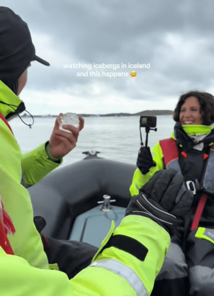 Айсберг се срути във водата пред очите на туристите Айсберг се срути във водата пред очите на туристите по време на екскурзия до известната ледникова лагуна Йокулсарлон