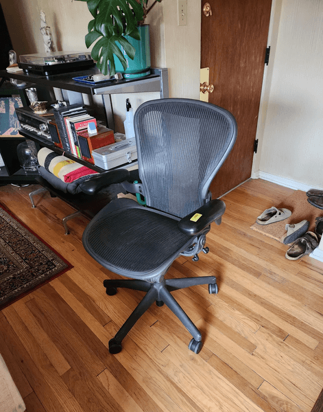 Культове офісне крісло Herman Miller Aeron — культове офісне крісло Ергономічне крісло Herman Miller Aeron, куплене за 25 доларів, у сучасному інтер'єрі