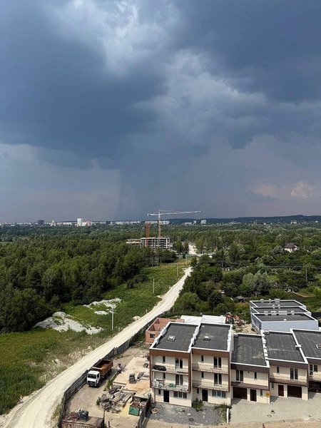 У Львові помітили велику чорну хмару напередодні негоди 29 червня