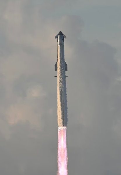 Во время полета Starship на орбиту случилось странное: за кораблем летел неизвестный объект
