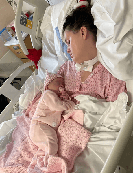 Мати з дитиною, мати, жінка, дитина, пологи, вагітність, пухлина, кома,