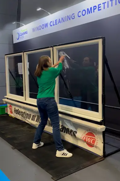 Алисия Берроуз из Великобритании, мытье окон, титул, Книга рекордов Гиннеса, видео, курьезы, достижения