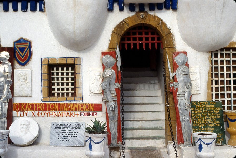 Заброшенный замок, греческий Диснейленд, бросили гнить, жуткие статуи, на страже, гигантский конь, Троянский конь,