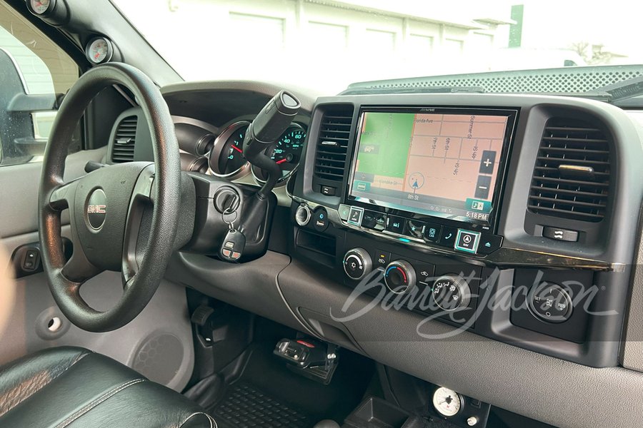 Оснащение включает навигацию и мощную акустику