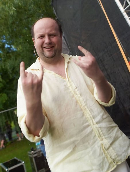 где лидер группы Тик