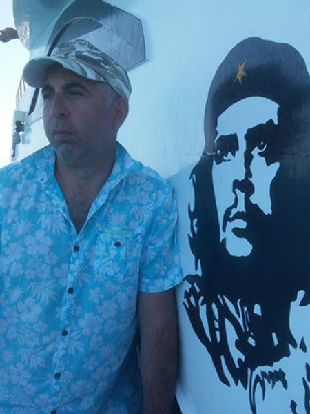 

Карен Мадоян: "Население нищает, у него отсутствуют перспективы, у людей нет возможности заработать, сделать карьеру. Все это стимулирует эмиграцию из страны. Традиционные направления — Россия и США. В Ереване уже шутят, что самый популярный армянский спорт — это лотерея на грин-кард"
