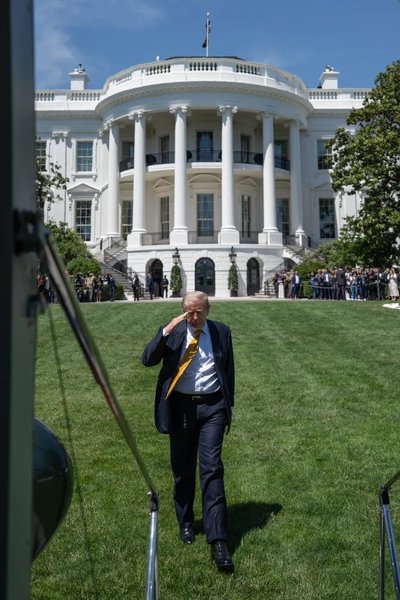 дональд трамп іде до вертольота