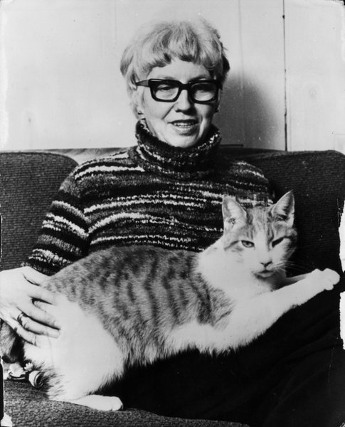 Беріл Кук зі своїм котом в 1976
