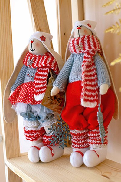 

Мягкая сила. В магазине Light Home продают забавных зайцев и другие мягкие игрушки, а также диванные подушки, полотняные торбы — их шьют подопечные центра "Точка опоры"
