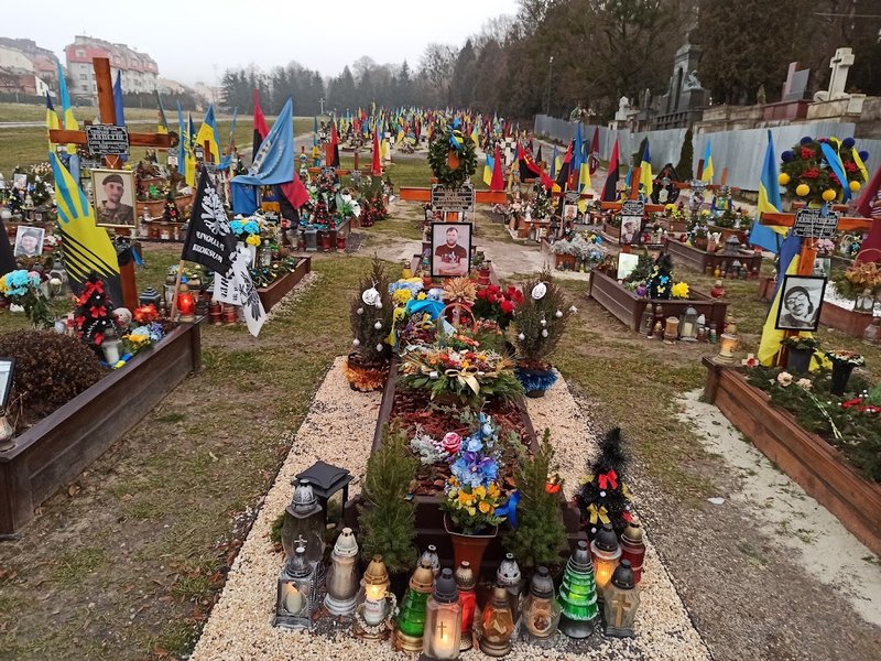 На свіжих могилах лампадки горять цілодобово