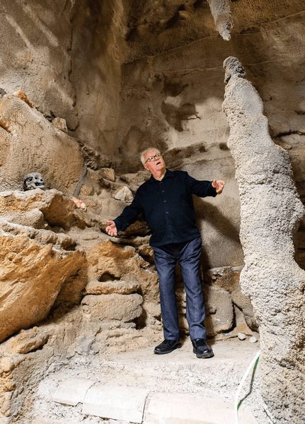 76-річний британець показує підземні тунелі та гроти, які він будував понад 30 років під своїм будинком