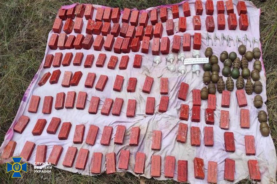 СБУ обнаружила возле линии соприкосновения тайники с оружием