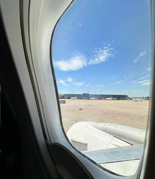 Пассажир самолета увидел на взлетной полосе свои чемоданы, брошенный в аэропорту багаж, курьезы во время путешествий, приколы