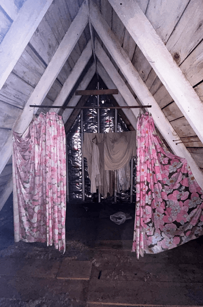 Старый чердак, находка, шторы на чердаке, необычная находка, впервые побывав на чердаке, старый дом, вещи на чердаке