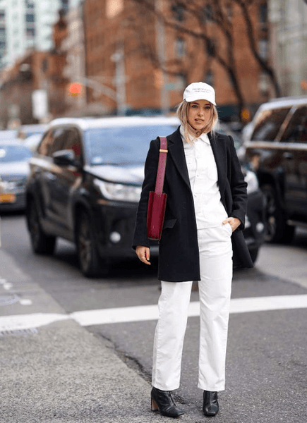 белые джинсы, белая рубашка, красная сумка, модные тренды