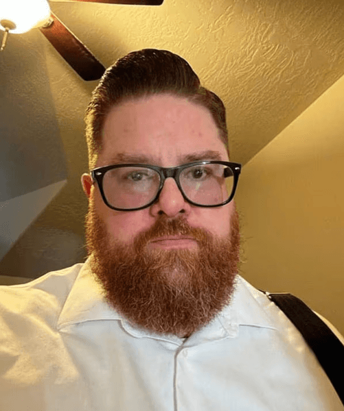 Житель штата Юта, добровольно изолировавший себя в комнате на 365 дней и ведущий прямую трансляцию эксперимента