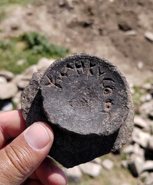 во время раскопок археологи нашли артефакт