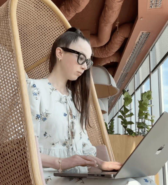 українка працює. в гугл 4 гугл