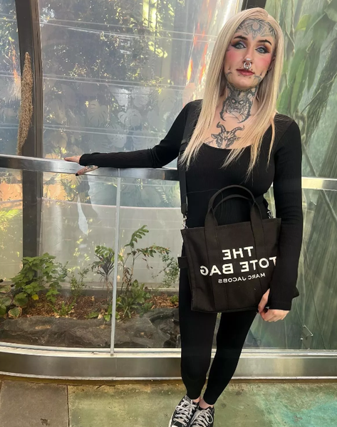 Дівчину не беруть на роботу через тату, 23-річна Еш Путнем з Каліфорнії, пошук роботи, працевлаштування, скандал