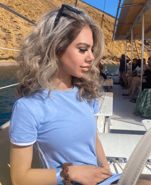 Седая женщина, раннее седение, природная особенность, принятие внешности, социальные сети, окрашивание волос