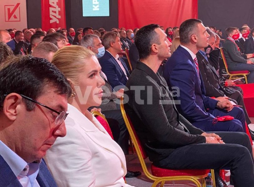 У Києві проходить з'їзд партії Кличка за участю Порошенка