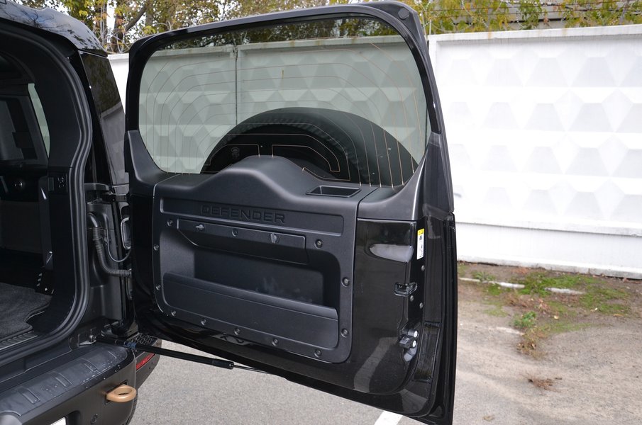 Двери традиционно открываются в сторону