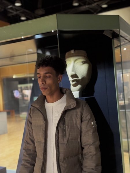 Египетският студент Юсеф Мохамед до маска на Ехнатон Ехнатон, ученикът