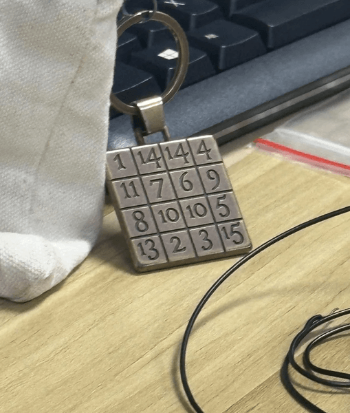 Необычный брелок с числовой головоломкой вызвал бурные обсуждения в сети