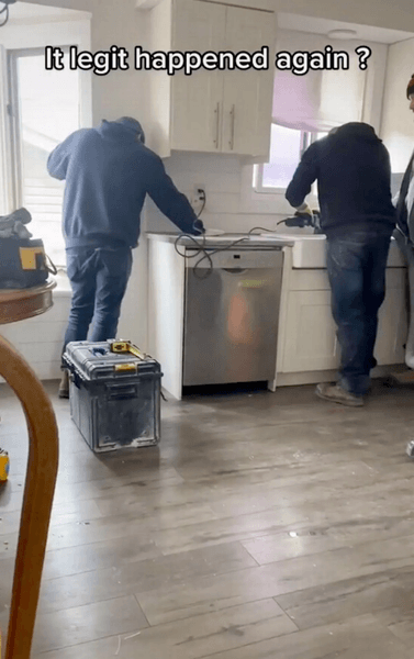 Будівельники помилилися будинком, випадковий ремонт, будівельники, господиня будинку, ремонт у будинку, незапланований ремонт, ремонт кухні, нова кухня