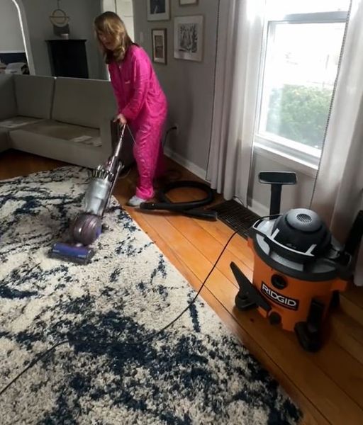 Доросла донька застала своїх батьків, які після розлучення прибирали разом, курйози, приколи, цікавинки