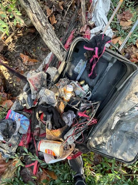 Мужчина нашел чужой чемодан, который выбросили в ручей возле его дома, что внутри, все подробности