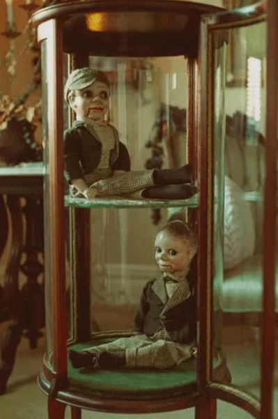 проклятый дом, коллекционер, антикварные вещи, проклятый дом, гроб, куклы